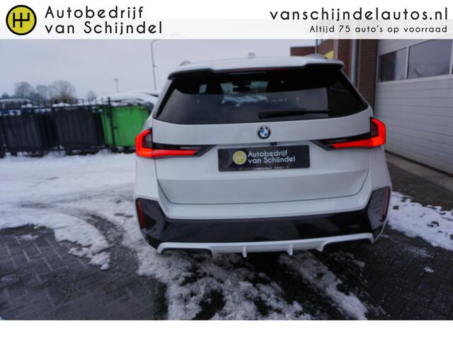 BMW X1 XDRIVE 2.3I 204PK M-SPORT KEURIGE NETTE STAAT VOLLEDIG DEALER ONDERHOUDEN ELECTR.TREKHAAK 360CAMERA FULL LED LEDER SPORTSTUUR+STOELEN VIRTUEEL COCKPIT STOELVERWARMING ANDROID/APPLECARPLAY NAVI CRUISE CLIMA PDC V+A ENZ...