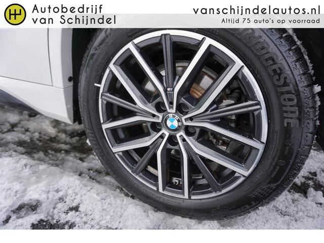 BMW X1 XDRIVE 2.3I 204PK M-SPORT KEURIGE NETTE STAAT VOLLEDIG DEALER ONDERHOUDEN ELECTR.TREKHAAK 360CAMERA FULL LED LEDER SPORTSTUUR+STOELEN VIRTUEEL COCKPIT STOELVERWARMING ANDROID/APPLECARPLAY NAVI CRUISE CLIMA PDC V+A ENZ...