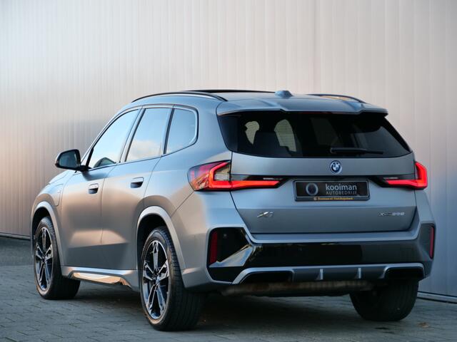 BMW X1 xDrive25e M Sport pakket Pro 245 Pk Automaat Schuifdak / Winterpakket / Harman Kardon