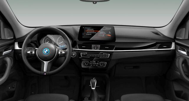 BMW X1 xDrive25e High Executive Panoramadak - Comfort Access - Active Cruise Control - Sportstoelen - Elektrisch verwarmde voorstoelen - Harman Kardon - Head up - Stuurwielrand verwarmd - Comfort Access -