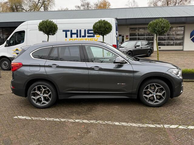 BMW X1 sDrive20i High Executive | LEDER | CAMERA | TREKHAAK | STOELVERWARMING | ELEKTR. KOFFERKLEP |