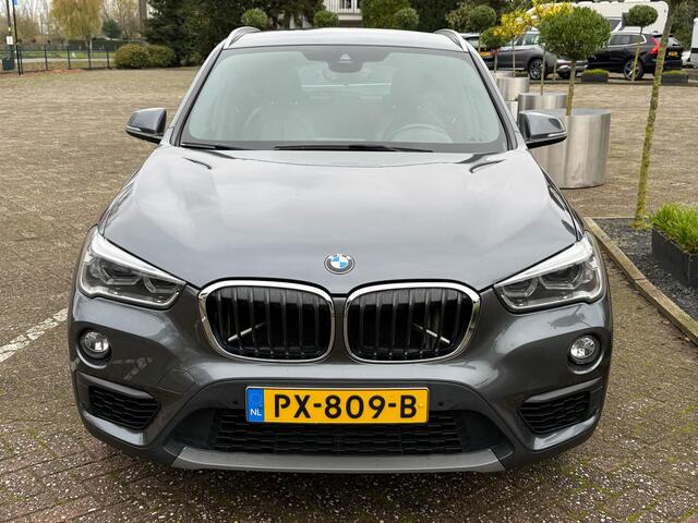 BMW X1 sDrive20i High Executive | LEDER | CAMERA | TREKHAAK | STOELVERWARMING | ELEKTR. KOFFERKLEP |