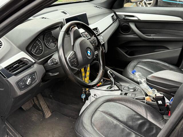 BMW X1 sDrive20i High Executive | LEDER | CAMERA | TREKHAAK | STOELVERWARMING | ELEKTR. KOFFERKLEP |
