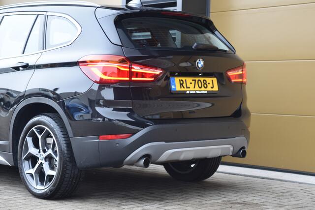 BMW X1 xDrive20i High Executive * Trekhaak * Camera * Panoramadak * Head-up * X-Line *