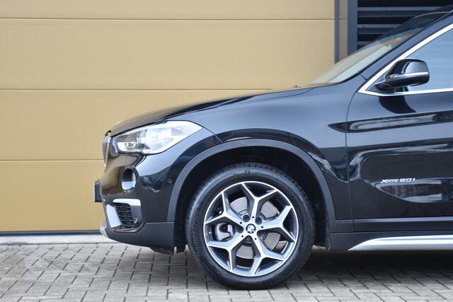 BMW X1 xDrive20i High Executive * Trekhaak * Camera * Panoramadak * Head-up * X-Line *