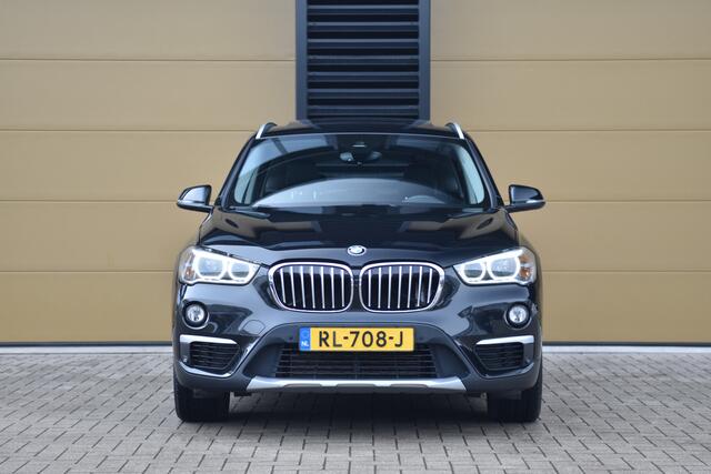 BMW X1 xDrive20i High Executive * Trekhaak * Camera * Panoramadak * Head-up * X-Line *