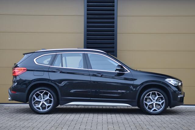 BMW X1 xDrive20i High Executive * Trekhaak * Camera * Panoramadak * Head-up * X-Line *