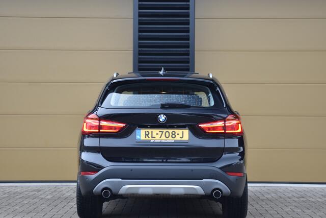 BMW X1 xDrive20i High Executive * Trekhaak * Camera * Panoramadak * Head-up * X-Line *