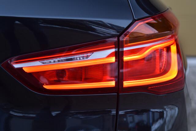 BMW X1 xDrive20i High Executive * Trekhaak * Camera * Panoramadak * Head-up * X-Line *