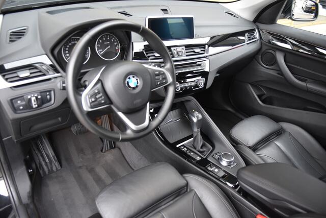 BMW X1 xDrive20i High Executive * Trekhaak * Camera * Panoramadak * Head-up * X-Line *