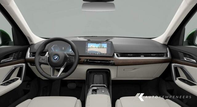 BMW X1 25e xDrive | Head-Up | 360° | Trekhaak | Keyless | Memory | Leder | Sanremo Grün |