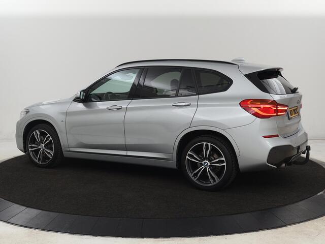 BMW X1 sDrive20i M Sport | 74.900km NAP | Panoramadak | Leder | Stoelverwarming | Trekhaak | Head-Up | Sportstoelen | Full LED | Navigatie | Parkeerhulp | 19'' | Climate control | Cruise control