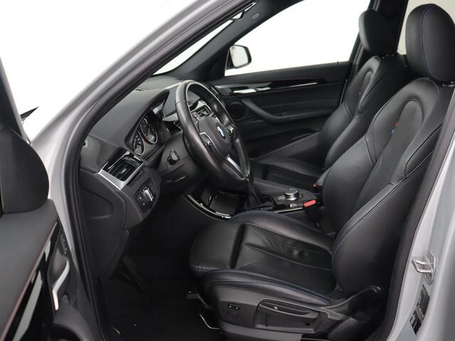 BMW X1 sDrive20i M Sport | 74.900km NAP | Panoramadak | Leder | Stoelverwarming | Trekhaak | Head-Up | Sportstoelen | Full LED | Navigatie | Parkeerhulp | 19'' | Climate control | Cruise control