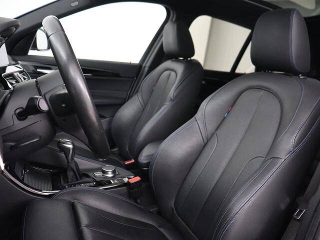 BMW X1 sDrive20i M Sport | 74.900km NAP | Panoramadak | Leder | Stoelverwarming | Trekhaak | Head-Up | Sportstoelen | Full LED | Navigatie | Parkeerhulp | 19'' | Climate control | Cruise control