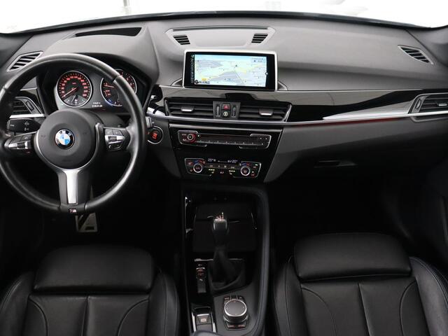 BMW X1 sDrive20i M Sport | 74.900km NAP | Panoramadak | Leder | Stoelverwarming | Trekhaak | Head-Up | Sportstoelen | Full LED | Navigatie | Parkeerhulp | 19'' | Climate control | Cruise control