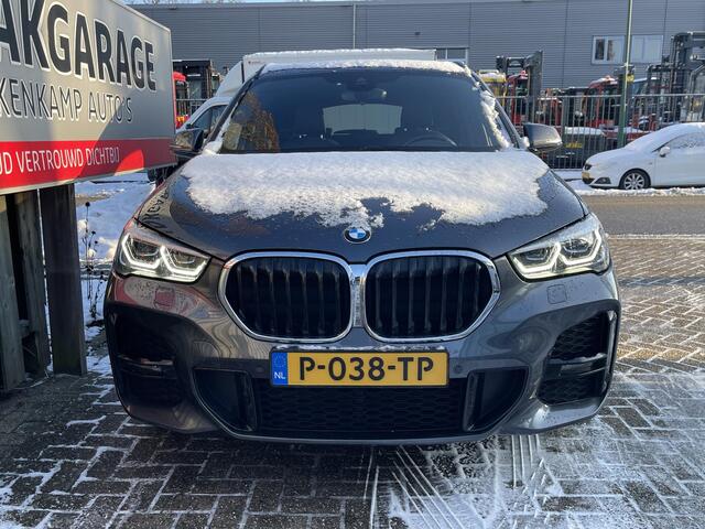 BMW X1 sDrive18i High Executive M Sport 18"/Panoramadak/Trekhaak/Camera/Stoelverwarming/Sportstoelen/Elektrische Klep/LED/DAB/Navigatie/PDC