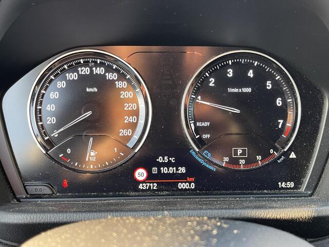 BMW X1 sDrive18i High Executive M Sport 18"/Panoramadak/Trekhaak/Camera/Stoelverwarming/Sportstoelen/Elektrische Klep/LED/DAB/Navigatie/PDC