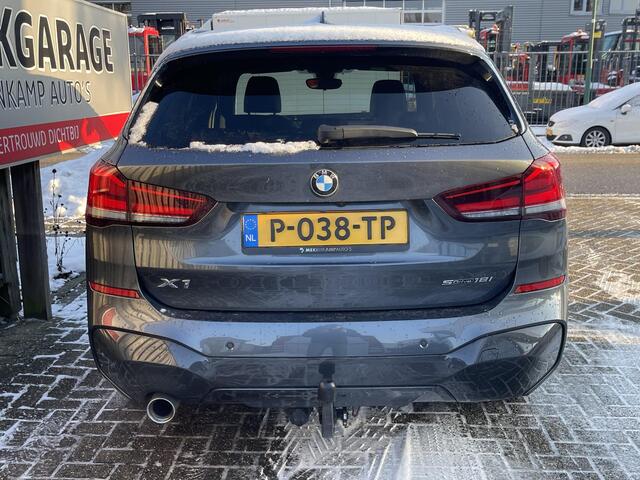 BMW X1 sDrive18i High Executive M Sport 18"/Panoramadak/Trekhaak/Camera/Stoelverwarming/Sportstoelen/Elektrische Klep/LED/DAB/Navigatie/PDC