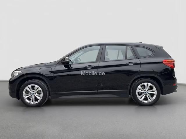 BMW X1 xDrive25e ** NAVI+, KEYLESS, STANDK, CAMERA, SPIEGELPACK, STOELVERW ** 1e EIG - UNFALLFREI - VOL. BMW ONDERH ** ** INFORMEER OOK NAAR ONZE AANTREKKELIJKE FINANCIAL-LEASE TARIEVEN **