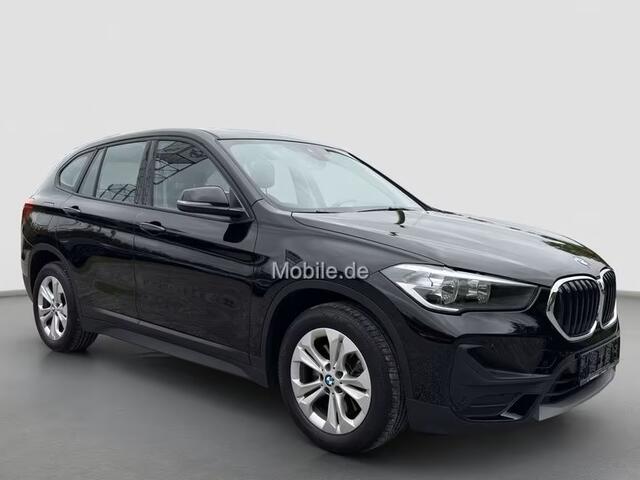 BMW X1 xDrive25e ** NAVI+, KEYLESS, STANDK, CAMERA, SPIEGELPACK, STOELVERW ** 1e EIG - UNFALLFREI - VOL. BMW ONDERH ** ** INFORMEER OOK NAAR ONZE AANTREKKELIJKE FINANCIAL-LEASE TARIEVEN **