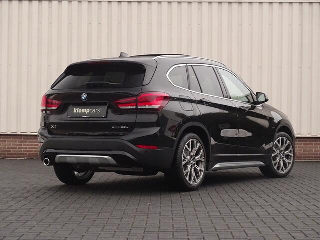 BMW X1 xDrive25e X-Line | Nav-Prof | HUD | Schuifdak | Leer | 19 inch | Trekhaak!
