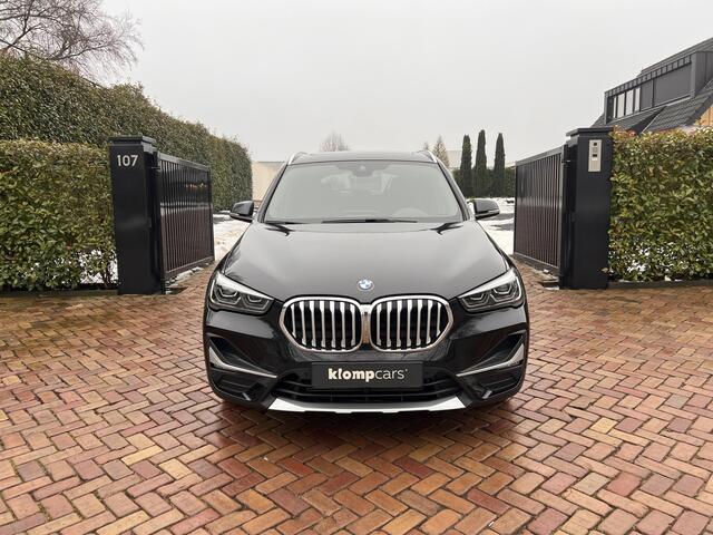 BMW X1 xDrive25e X-Line | Nav-Prof | HUD | Schuifdak | Leer | 19 inch | Trekhaak!