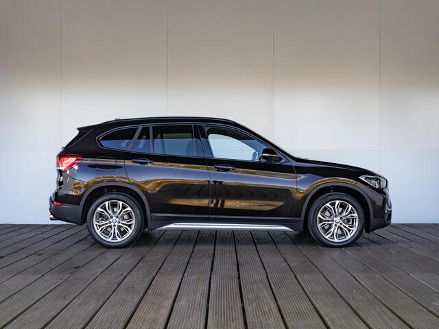 BMW X1 sDrive20i | Orange Edition | Business Edition Plus | Head-Up Display | Trekhaak | Verwarmd Stuurwiel