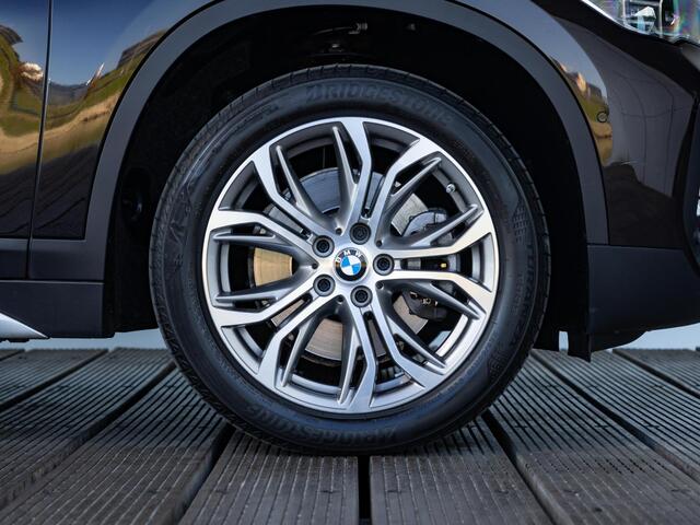 BMW X1 sDrive20i | Orange Edition | Business Edition Plus | Head-Up Display | Trekhaak | Verwarmd Stuurwiel