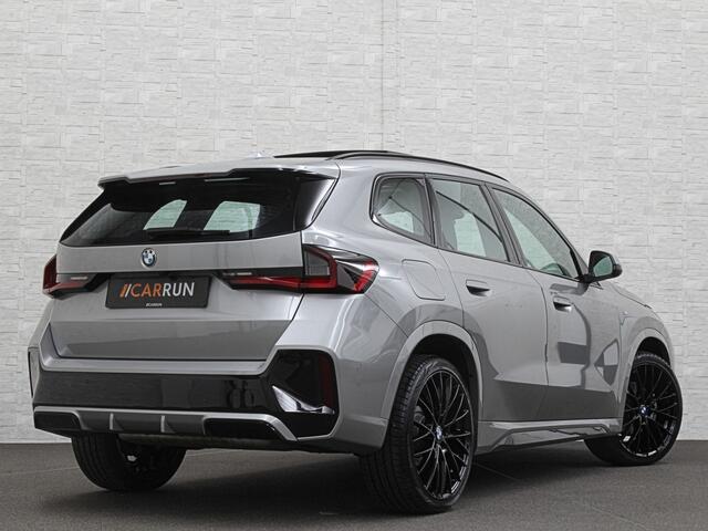 BMW X1 18i M-Sport | Panorama | Sportstoelen | Keyless-Entry | Sfeerverlichting | Achteruitrij-Camera | Carplay | Full-LED | Black-Optic | Getint Glas | Stoelverwarming | Draadloos Laden |