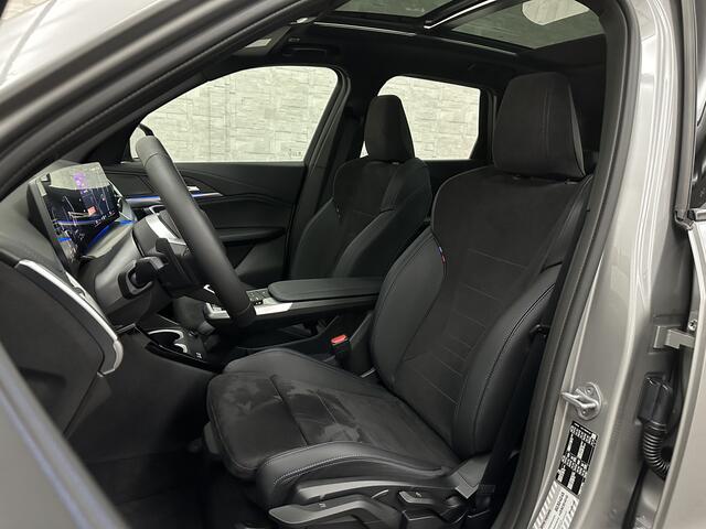 BMW X1 18i M-Sport | Panorama | Sportstoelen | Keyless-Entry | Sfeerverlichting | Achteruitrij-Camera | Carplay | Full-LED | Black-Optic | Getint Glas | Stoelverwarming | Draadloos Laden |