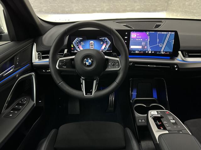 BMW X1 18i M-Sport | Panorama | Sportstoelen | Keyless-Entry | Sfeerverlichting | Achteruitrij-Camera | Carplay | Full-LED | Black-Optic | Getint Glas | Stoelverwarming | Draadloos Laden |
