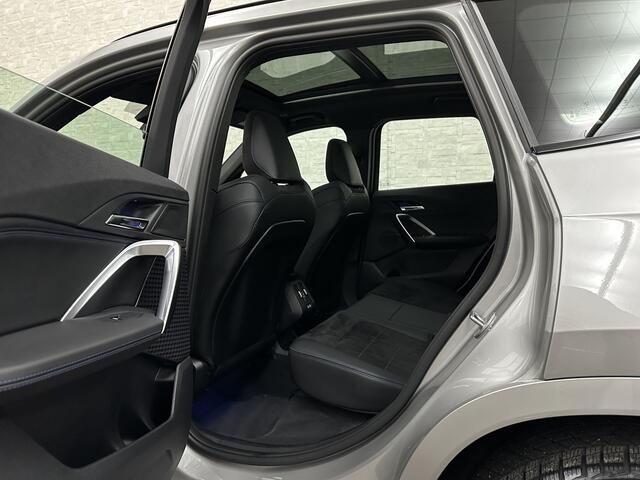 BMW X1 18i M-Sport | Panorama | Sportstoelen | Keyless-Entry | Sfeerverlichting | Achteruitrij-Camera | Carplay | Full-LED | Black-Optic | Getint Glas | Stoelverwarming | Draadloos Laden |
