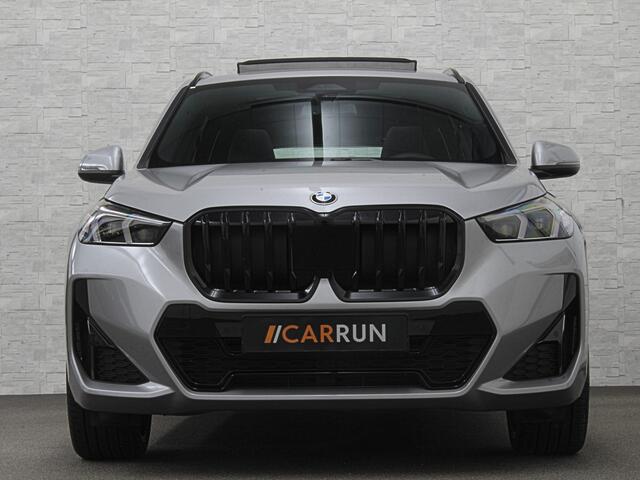 BMW X1 18i M-Sport | Panorama | Sportstoelen | Keyless-Entry | Sfeerverlichting | Achteruitrij-Camera | Carplay | Full-LED | Black-Optic | Getint Glas | Stoelverwarming | Draadloos Laden |