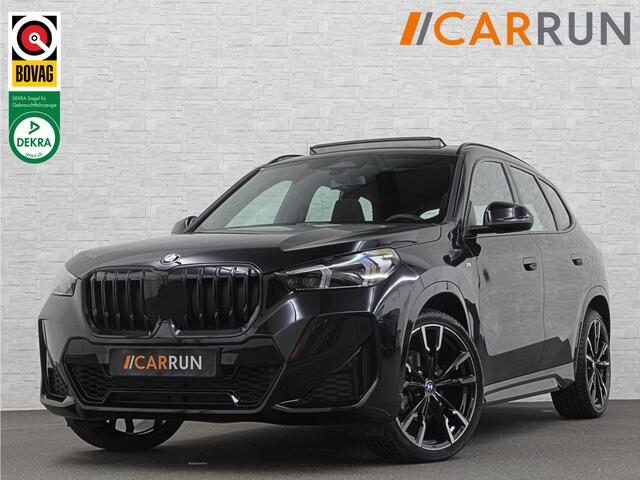 BMW X1 18i M-Sport | Panorama | Sportstoelen | Keyless-Entry | Sfeerverlichting | Achteruitrij-Camera | Carplay | Full-LED | Black-Optic | Getint Glas | Stoelverwarming | Draadloos Laden |