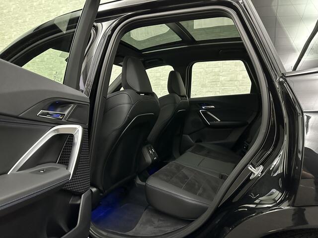 BMW X1 18i M-Sport | Panorama | Sportstoelen | Keyless-Entry | Sfeerverlichting | Achteruitrij-Camera | Carplay | Full-LED | Black-Optic | Getint Glas | Stoelverwarming | Draadloos Laden |