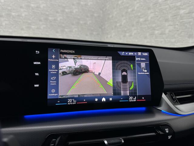 BMW X1 18i M-Sport | Panorama | Sportstoelen | Keyless-Entry | Sfeerverlichting | Achteruitrij-Camera | Carplay | Full-LED | Black-Optic | Getint Glas | Stoelverwarming | Draadloos Laden |