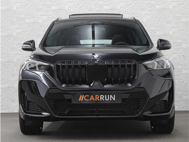 BMW X1 18i M-Sport | Panorama | Sportstoelen | Keyless-Entry | Sfeerverlichting | Achteruitrij-Camera | Carplay | Full-LED | Black-Optic | Getint Glas | Stoelverwarming | Draadloos Laden |