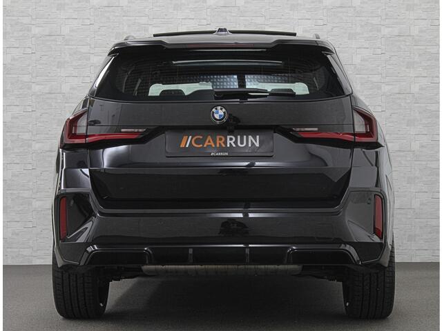 BMW X1 18i M-Sport | Panorama | Sportstoelen | Keyless-Entry | Sfeerverlichting | Achteruitrij-Camera | Carplay | Full-LED | Black-Optic | Getint Glas | Stoelverwarming | Draadloos Laden |