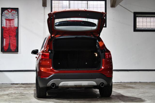 BMW X1 xDrive20i High Executive | X-Line |Panoramadak | Lederen bekleding | Trekhaak | NL auto | Dealer onderhouden |