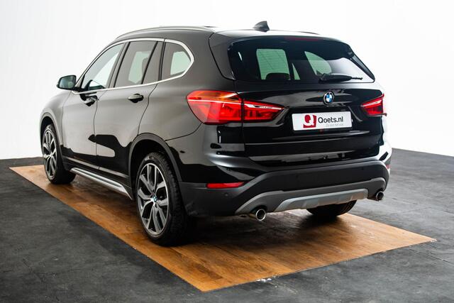BMW X1 sDrive20i High Executive xLine - Panoramadak - Cruise control - Head up - Park Assistant - Sportstoelen - Elektrisch verwarmde voorstoelen - Getinte ruiten - Hifi - Stuurwielrand verwarmd - Armsteun voor -