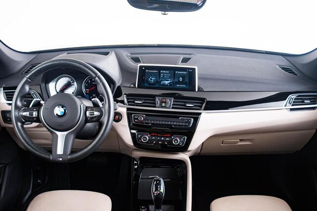 BMW X1 sDrive20i High Executive xLine - Panoramadak - Cruise control - Head up - Park Assistant - Sportstoelen - Elektrisch verwarmde voorstoelen - Getinte ruiten - Hifi - Stuurwielrand verwarmd - Armsteun voor -
