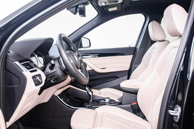 BMW X1 sDrive20i High Executive xLine - Panoramadak - Cruise control - Head up - Park Assistant - Sportstoelen - Elektrisch verwarmde voorstoelen - Getinte ruiten - Hifi - Stuurwielrand verwarmd - Armsteun voor -