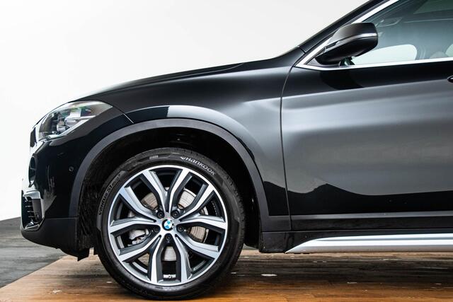 BMW X1 sDrive20i High Executive xLine - Panoramadak - Cruise control - Head up - Park Assistant - Sportstoelen - Elektrisch verwarmde voorstoelen - Getinte ruiten - Hifi - Stuurwielrand verwarmd - Armsteun voor -