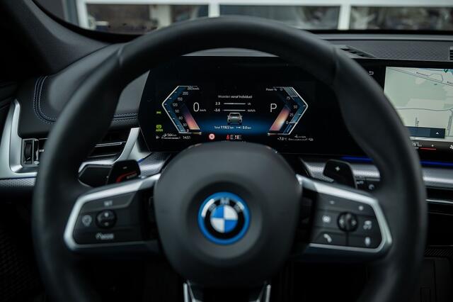 BMW X1 25e xDrive M Sport | Panorama | Shadow | Camera | Elek. Trekhaak | Adap. led | Stoelverwarming | 19' inch |