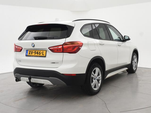 BMW X1 sDrive18i AUT. SPORTLINE + TREKHAAK | LED | SPORTSTOELEN | STOELVERWARMING | NAVIGATIE
