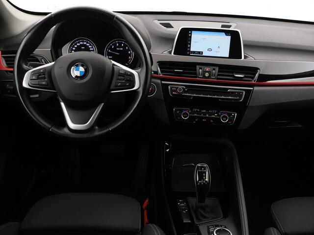 BMW X1 sDrive18i AUT. SPORTLINE + TREKHAAK | LED | SPORTSTOELEN | STOELVERWARMING | NAVIGATIE