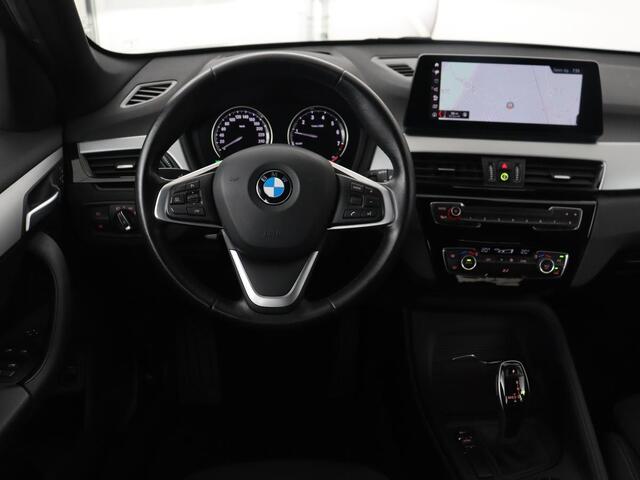 BMW X1 sDrive20i Executive | Sportstoelen | Head-Up | Full LED | Navigatie | DAB | Climate control | Parkeerhulp | Cruise control | Bluetooth