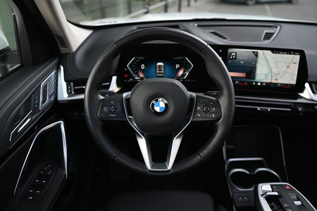 BMW X1 xDrive23i High Executive xLine Automaat / Panoramadak / Trekhaak / Sportstoelen / Head-Up / Adaptieve LED / Parking Assistant Plus / Comfort Access