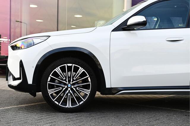BMW X1 xDrive23i High Executive xLine Automaat / Panoramadak / Trekhaak / Sportstoelen / Head-Up / Adaptieve LED / Parking Assistant Plus / Comfort Access