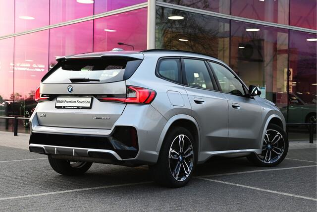 BMW X1 xDrive25e M Sport Automaat / Sportstoelen / Achteruitrijcamera / M Adaptief onderstel / Comfort Access / Adaptieve LED / Harman-Kardon / Stoelverwarming